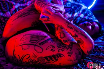Tattooed blonde chick puts her curvy body on display - 000010