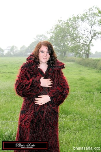 Two amazing babes posing in long winter coats outdoors - 000000