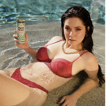 Sasha Pieterse - Campagne Hippie Water - Mai 2025