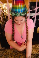 Curvy birthday girl Lana Del Lust showing her nice ass — 2