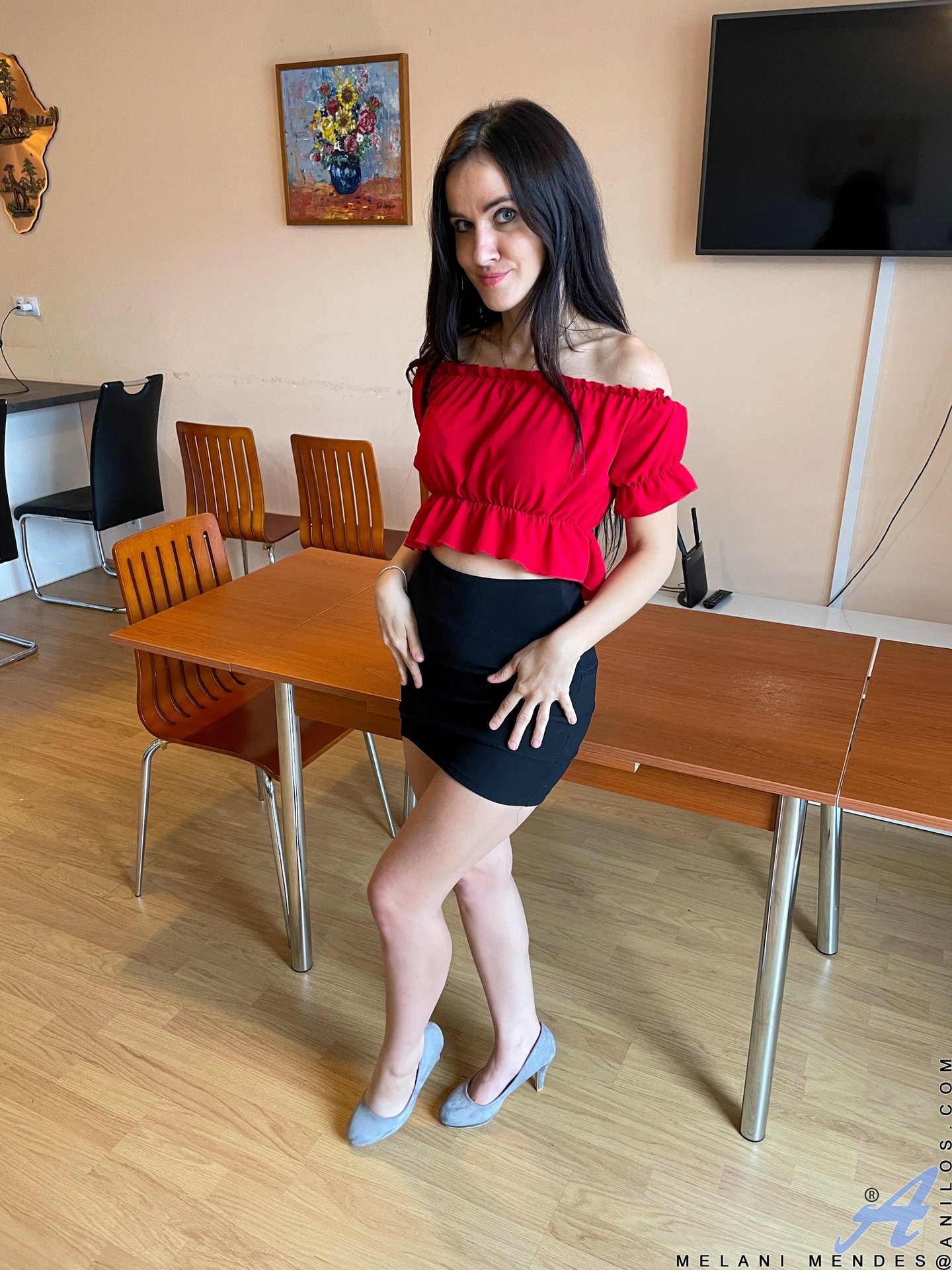 Urocza solowa modelka Melany Mendes pada na podłogę, by pozować dla Anilosa