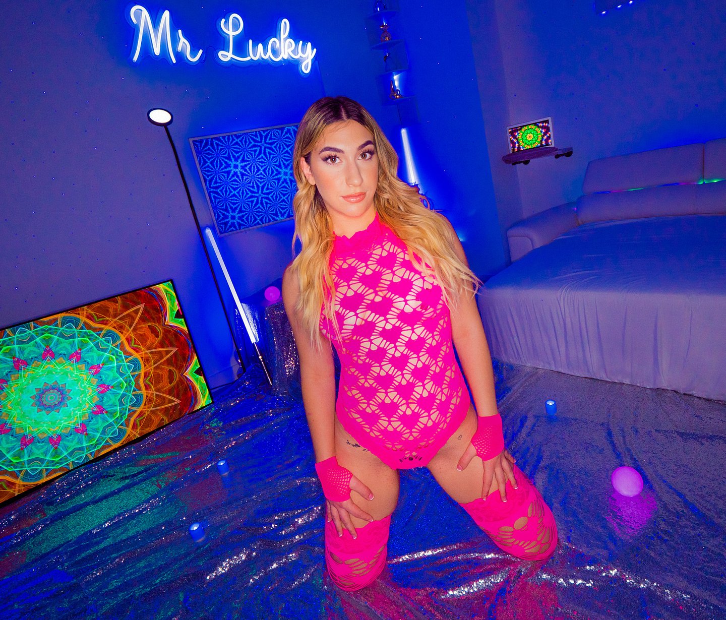 Głodna kutasa suka Lexi Grey w różowych pończochach montuje swoją cipkę na kutasie