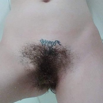 Die versaute Amanda Marks zeigt ihre haarige Muschi in der Badewanne