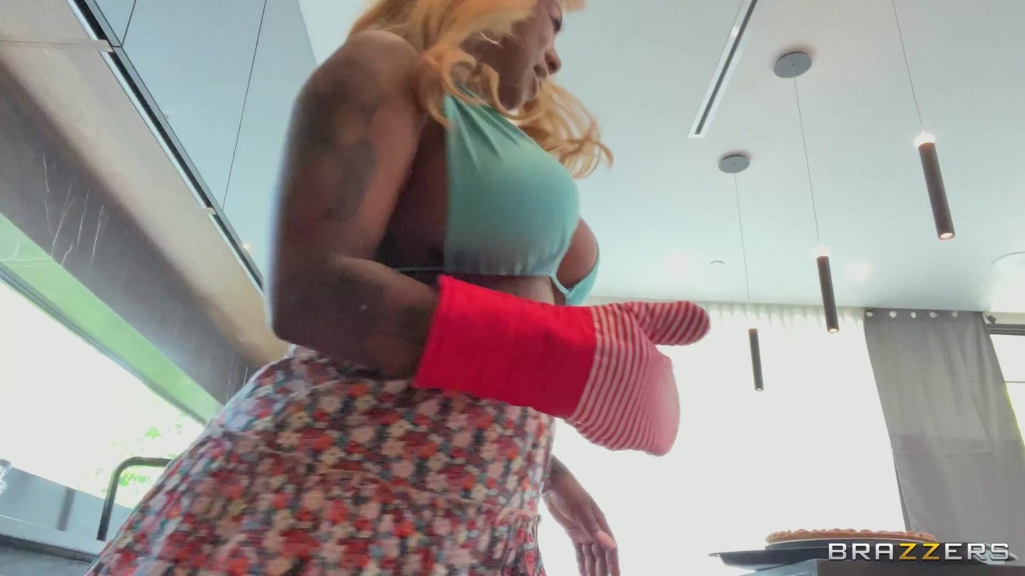 Kształtna, podstępna żona z czarnego domu, Gogo Fukme, bierze głębokie ruchanie