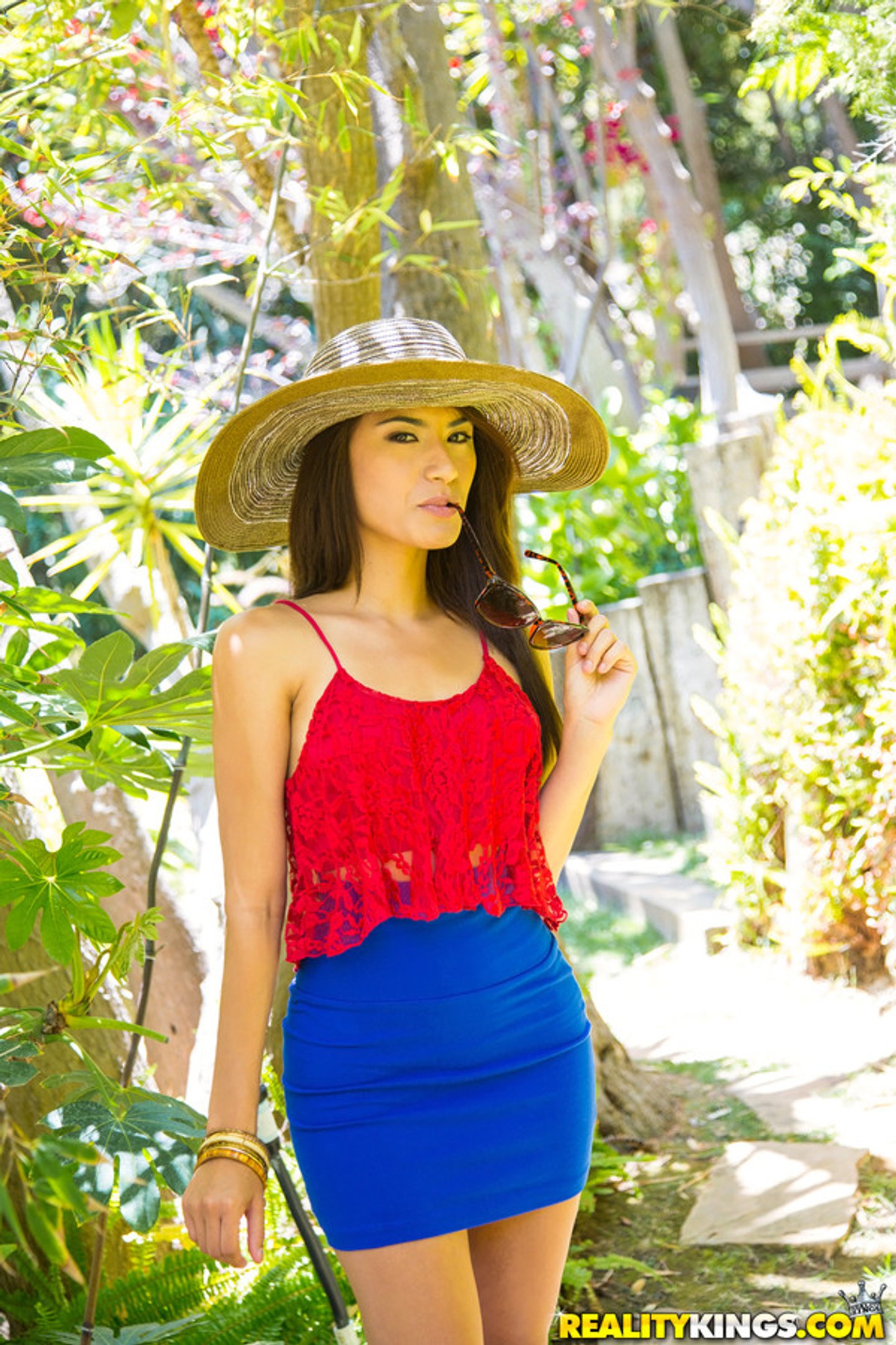 Ava Mendes wsuwa ogromnego kutasa w swoją ciasną cipkę