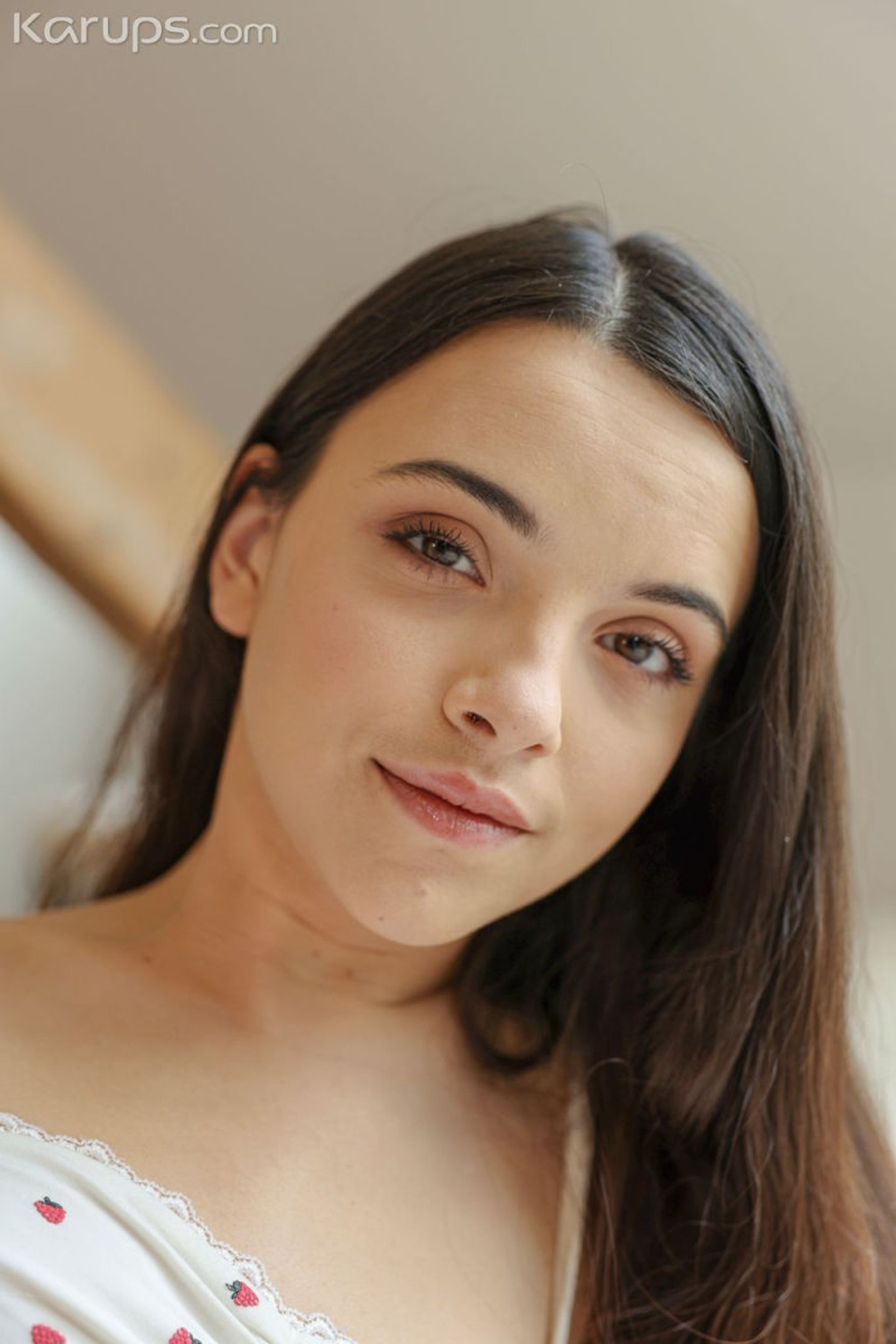 Brunetka Ohana Petite z naturalnymi cyckami i gorącą dupą pozuje nago