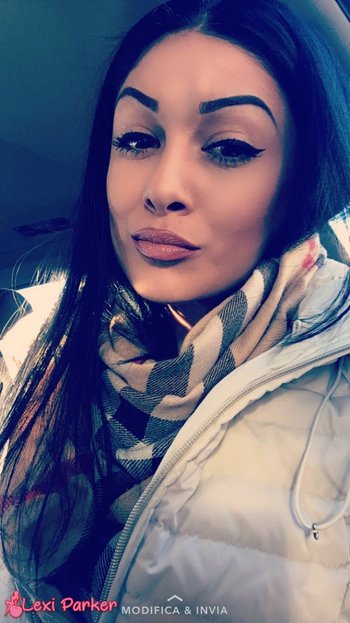 Hot babe Lexi Parker shares her selfies with her adoring fans - 000011