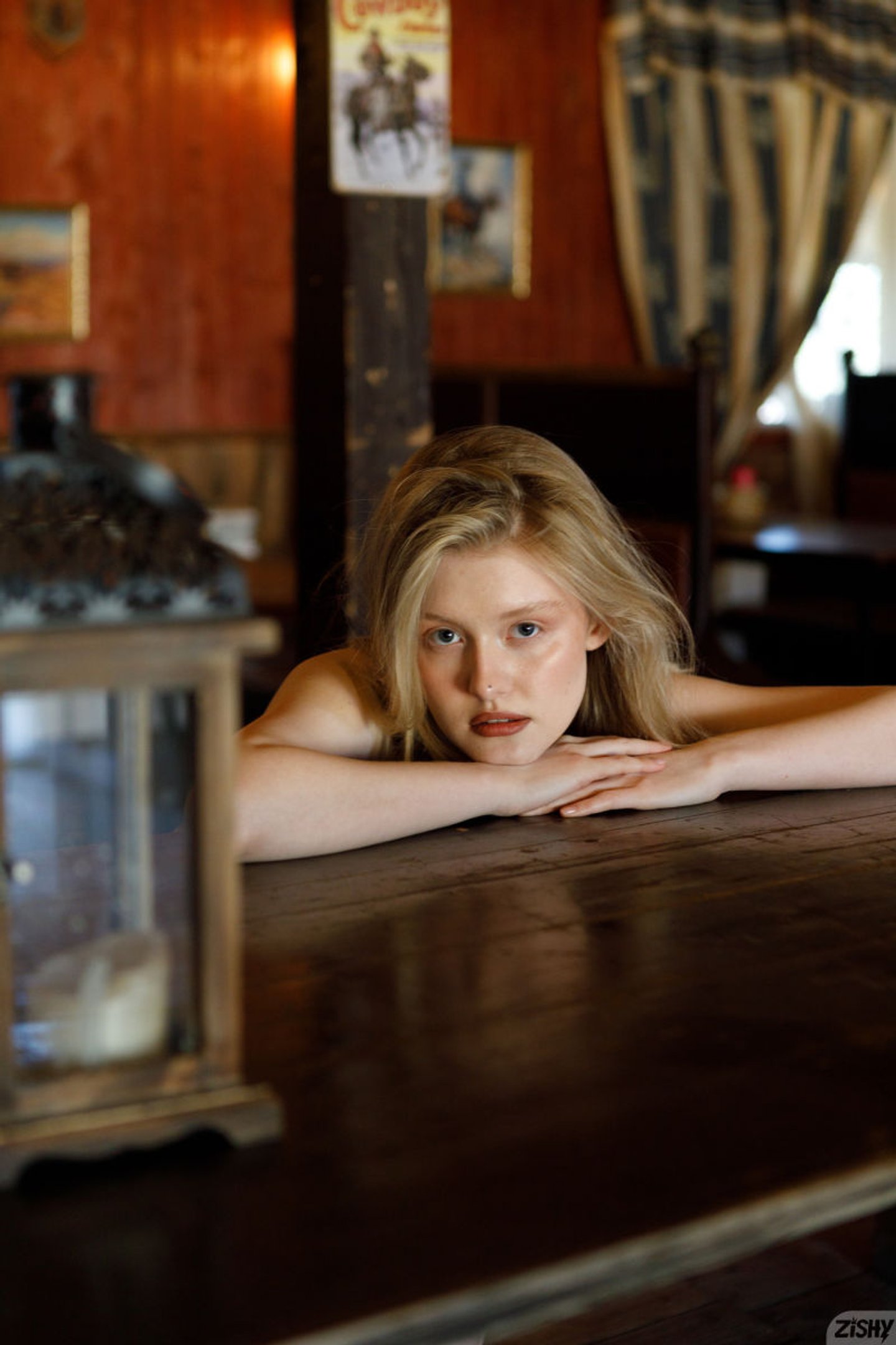 Farmgirl Cami bawi się z końmi i pozuje do kamery