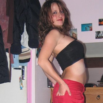 Sexy, zwartharige buurvrouw pronkt met haar figuur