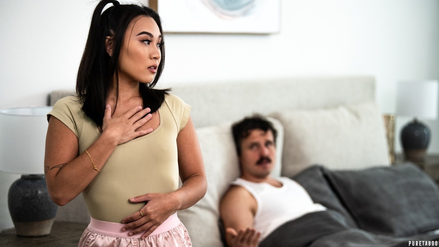 Napalona Kimmy Kimm jęczy podczas ostrego ruchania z Robbym Applesem - HD