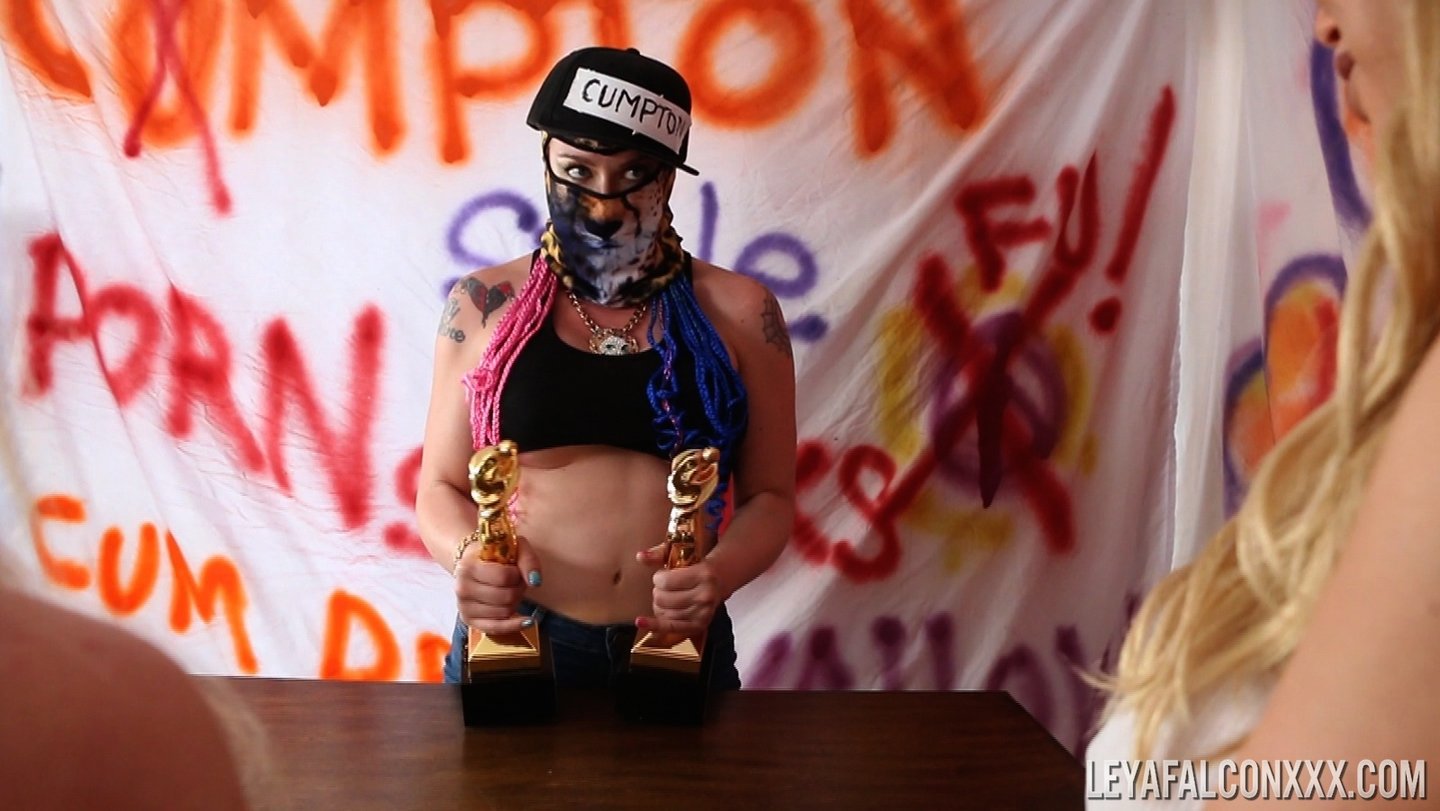 Leya Falcon, Olivia Austin i Kate Kennedy bawią się lesbijsko