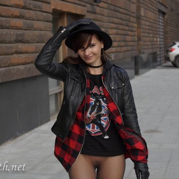 La belle fille Jeny Smith clignote sa chatte en public