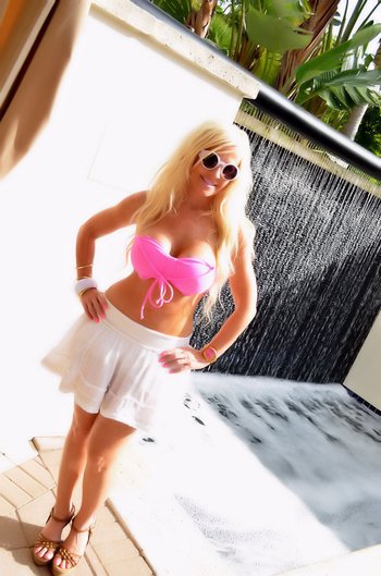 Kelley Cabbana showing her Pussy in the Sunshine - Kelley-Cabbana-shaved-pussy(2)