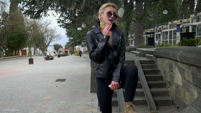 Stylish Russian babe smoking a cigarette — 13