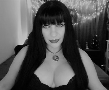 Busty Chrystelle Belle pleasing her pussy with a new toy - 000004