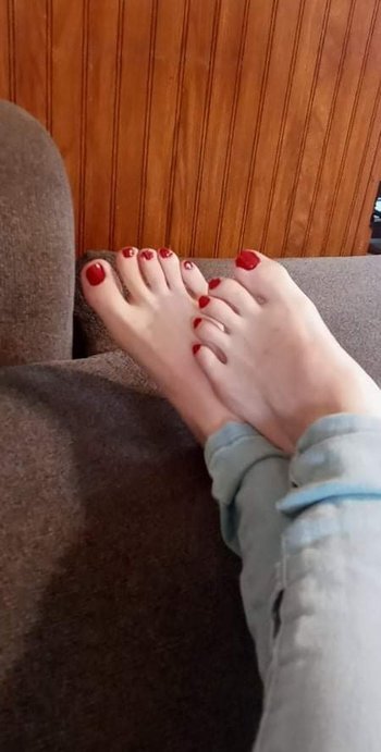 Solo hottie Amanda Marks teasing with her bare feet - 000001