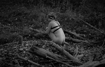 Sexy babe Kasey K showing her naked body outdoors — 14