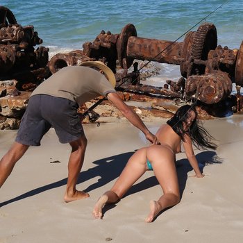 Chica traviesa provocando a un pescador con su cuerpazo humeante