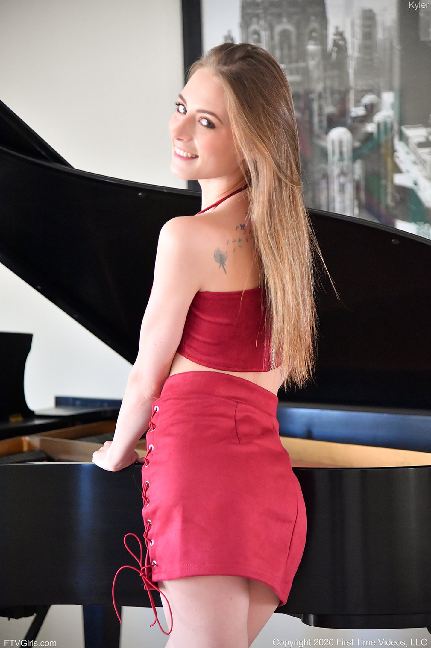 Solo ślicznotka Kyler Quinn w czerwonej sukience zdejmuje wszystko, by pozować dla FTV Girls