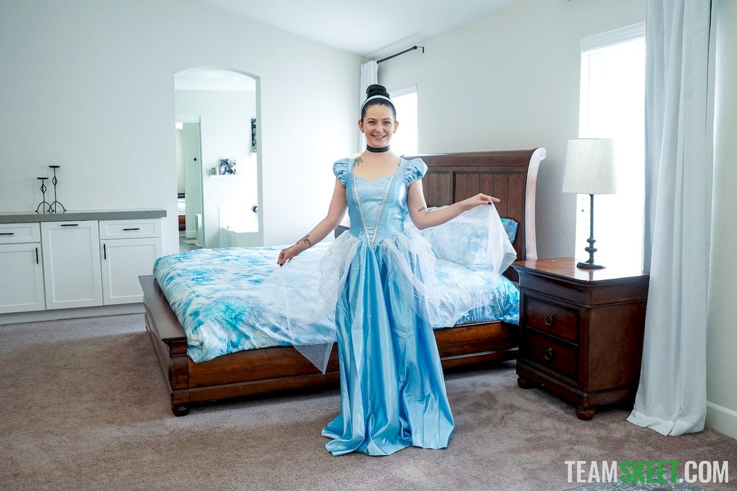 Napalona młoda laska Lily Thot rozkłada ciasny biały tyłek przed twardym azjatyckim kutasem