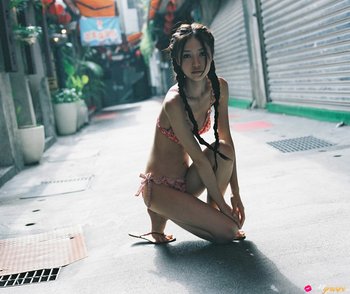 Skinny japanese vixen Rina Aizawa pose in colorful bikini - 0001-04