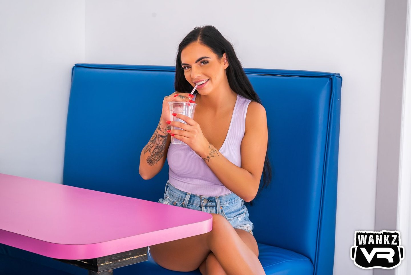 Urocza brunetka Desiree Nevada ssie i rucha się jak szalona