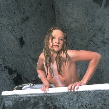 Bobby Kilmer fa una doccia calda prima di rilassarsi nella vasca da bagno