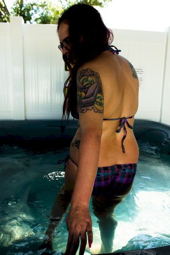 Tattooed chick Savanna Star shows her big ass in the hot tub - 000000