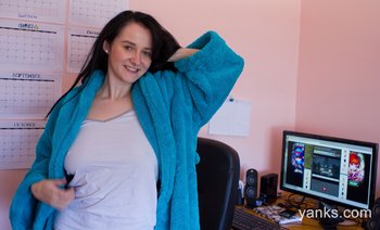 Hot chick Aeryn Walker flashes her big boobies - Aeryn-Walker-Big-Boobies%20(6)