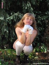 Sexy cougar Doris Dawn showing her body in the backyard — 3
