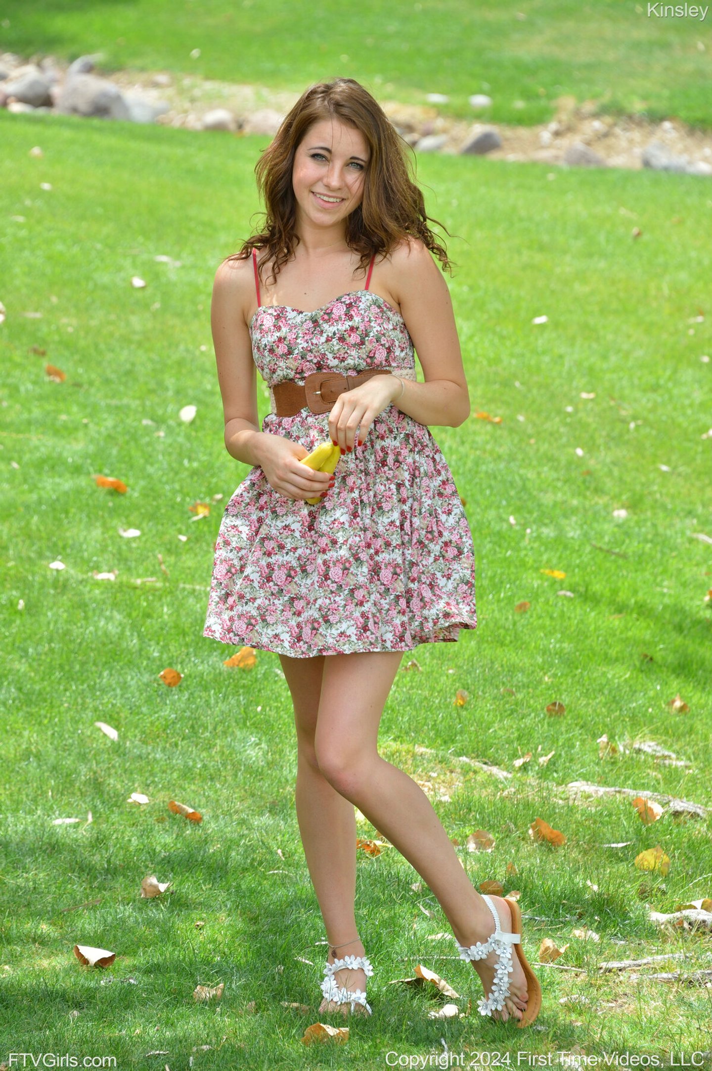 Brunetka Kinsley Eden z gorącą dupą palcówuje swoją wygoloną rurkę miłosną