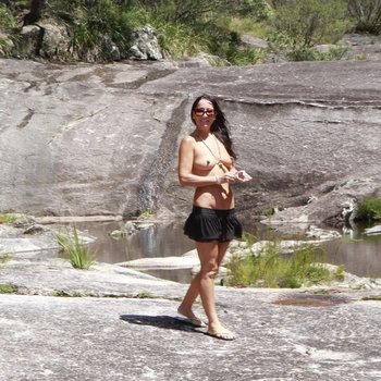 Nena caliente fumadora adora posar completamente desnuda al aire libre