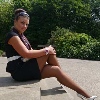 Babe in the Sun showing her sexy Heels off