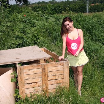 Nicole Sweet mit großen Melonen reibt ihre Muschi im Freien
