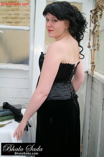 Lovely brunette babe loves posing in her sexy black corset