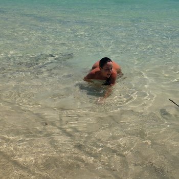 Chica morena caliente abre sus piernas y muestra su coño afeitado