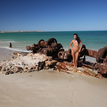 Chica traviesa provocando a un pescador con su cuerpazo humeante