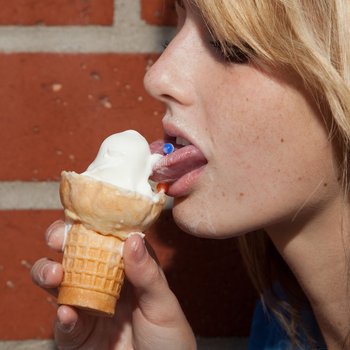 Staci Silverstone toont haar tieten in een pure top