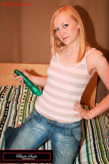 Amazing chick loves posing fully clothed on the bed - 000002