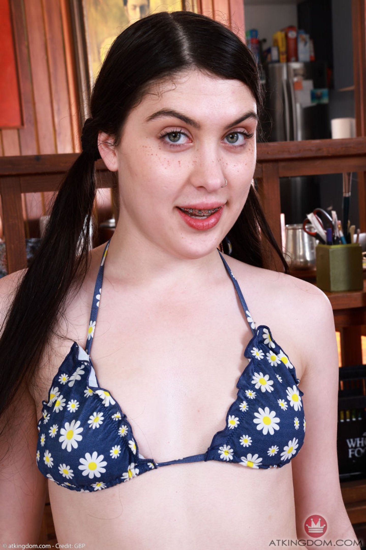 ATK Petites prezentuje solo Daydream Daisy pozując zupełnie nago