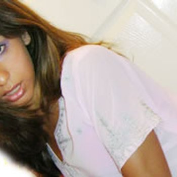 La traviesa Sahara Knite y su novia juegan con sus juguetes